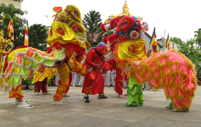 Những bức ảnh Múa Lân Sư Rồng trong dịp Tết thật sự là điều kiện để bạn có thể tận hưởng vẻ đẹp truyền thống của người Việt Nam. Với những chiếc đầu lân rực rỡ, những bước nhảy cùng các thiếu nữ tài năng, không khí Tết đang rất gần với bạn.