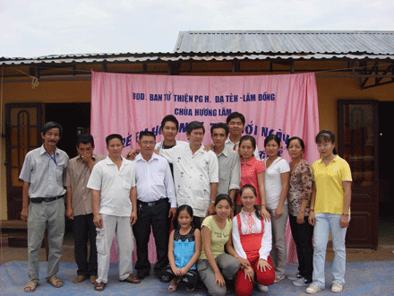 Lâm Đồng: Phật giáo huyện Đạtẻh & đoàn từ thiện Sao Mai tổ chức sinh hoạt tặng quà cho thiếu nhi. ảnh 5 nhuanthanh-5.gif