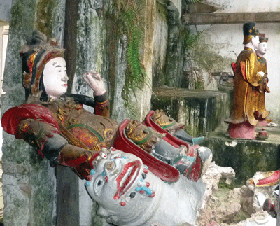 Tượng hộ pháp đổ nát Tượng hộ pháp đổ nát