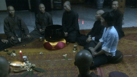Phật tử dự Thiền trà của nhà chùa Mô tả ảnh.
