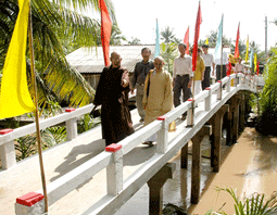 Vị Hòa thượng xây hơn 100 cây cầu từ thiện ảnh 3