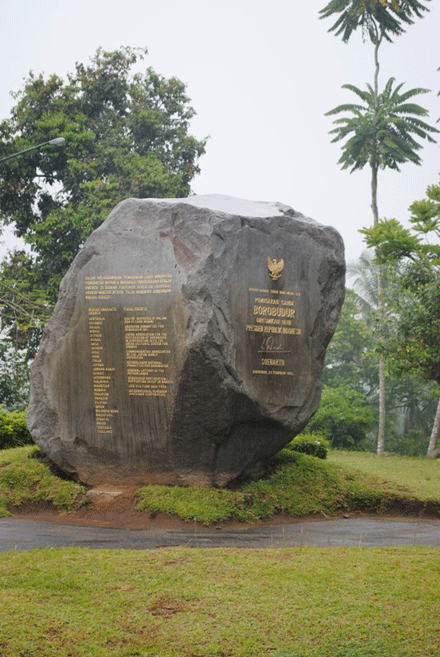 Thiền sư Nhất Hạnh & Tăng thân Làng Mai tại Indonesia ảnh 9 namduong-10.gif