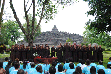 Thiền sư Nhất Hạnh & Tăng thân Làng Mai tại Indonesia ảnh 10 namduong-11.gif