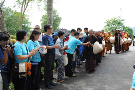 Thiền sư Nhất Hạnh & Tăng thân Làng Mai tại Indonesia ảnh 12 namduong-14.gif