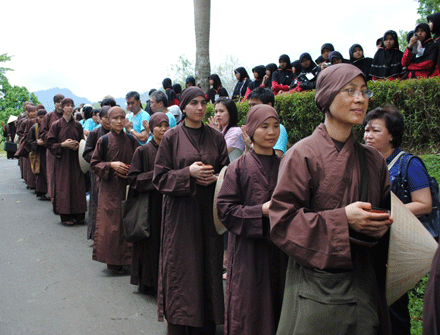 Thiền sư Nhất Hạnh & Tăng thân Làng Mai tại Indonesia ảnh 15 namduong-17.gif