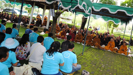 Thiền sư Nhất Hạnh & Tăng thân Làng Mai tại Indonesia ảnh 16 namduong-18.gif