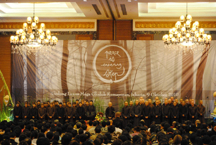 Thiền sư Nhất Hạnh & Tăng thân Làng Mai tại Indonesia ảnh 18 namduong-20.gif