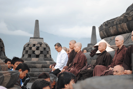 Thiền sư Nhất Hạnh & Tăng thân Làng Mai tại Indonesia ảnh 3 namduong-3.gif