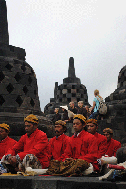 Thiền sư Nhất Hạnh & Tăng thân Làng Mai tại Indonesia ảnh 5 namduong-5.gif