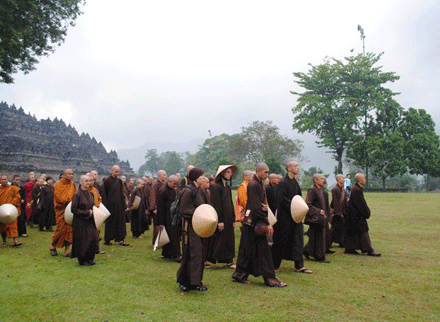 Thiền sư Nhất Hạnh & Tăng thân Làng Mai tại Indonesia ảnh 7 namduong-8.gif