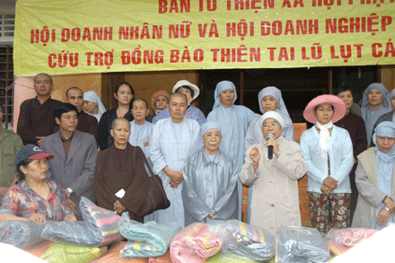 Ấm lòng nơi khốn khó ảnh 3 chaudicuu-3.gif