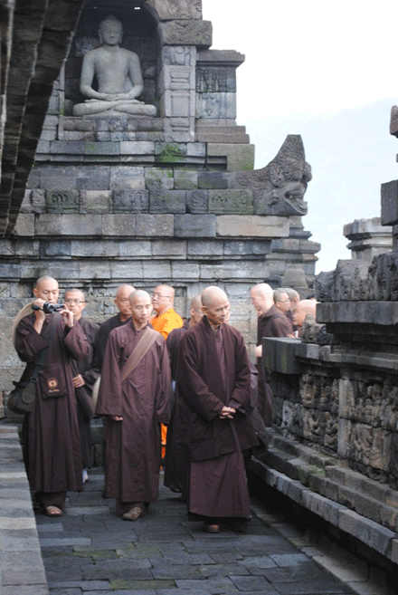 15 ngày của Tăng đoàn Làng Mai tại Indonesia: Thiền sư Nhất Hạnh phát nguyện làm mới đạo Bụt trên đất Hồi giáo ảnh 2 nam-duong-2.gif