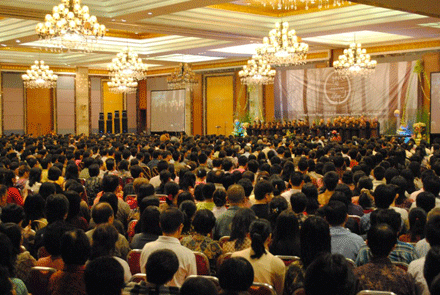 15 ngày của Tăng đoàn Làng Mai tại Indonesia: Thiền sư Nhất Hạnh phát nguyện làm mới đạo Bụt trên đất Hồi giáo ảnh 3 namduong-21.gif