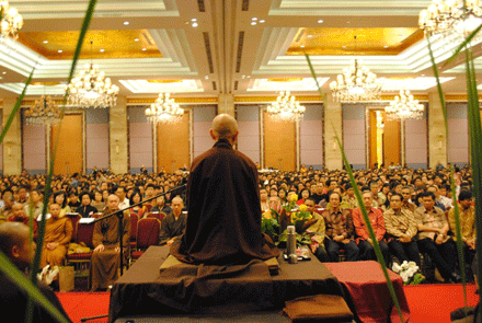 15 ngày của Tăng đoàn Làng Mai tại Indonesia: Thiền sư Nhất Hạnh phát nguyện làm mới đạo Bụt trên đất Hồi giáo ảnh 4 namduong-22.gif