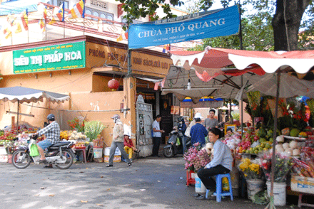 Lại cảnh nhiễu nhương trước cổng chùa ảnh 2 canhchau-2.gif