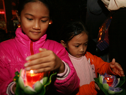 Đà Nẵng: “Đêm thắp nến cầu nguyện cho những người bạn có H” ảnh 4 demnguyencau-4.gif