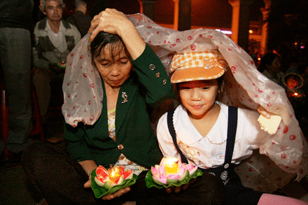 Đà Nẵng: “Đêm thắp nến cầu nguyện cho những người bạn có H” ảnh 5 demnguyencau-5.gif