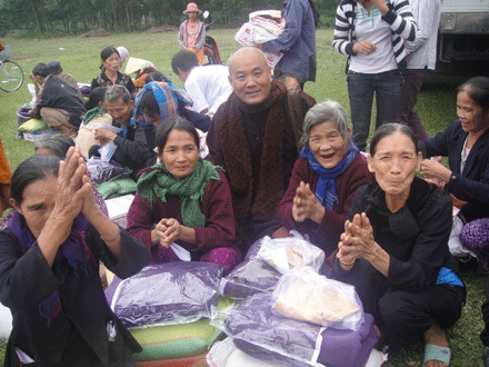 Chuyển quà tặng trị giá gần 3 tỷ đồng của bạn đọc đến với đồng bào vùng lũ ảnh 1 bandoc.gif