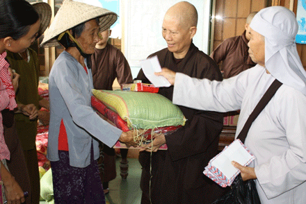 Nỗi buồn qua những đợt cứu trợ lũ lụt ảnh 1 caichet-2.gif