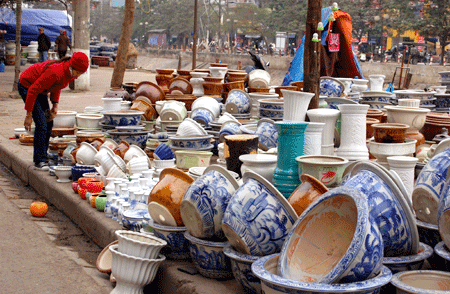 Trên vỉa hè dọc các tuyến phố: Tam Trinh, Kim Ngưu, Láng, Nhật Tân (Hà Nội)... tràn ngập các chậu hoa Tết.... Không chỉ có chậu hoa, nhiều loại lọ hoa, đồ sứ trang trí cũng được bày bán.... Khách sắm Tết chọn mua những sản phẩm sứ... Những cành đào rừng đầy bờ sông Tô Lịch... Những chậu đào, mai được bày bán phục vụ Tết. Tuy nhiên, do năm nay thời tiết giá rét kéo dài nên những loại hoa này nở ít... rực rỡ những chậu quất.... Đủ các loại hoa cũng được bày bán, tô điểm cho đường phố thủ đô... Khách mua hoa về chơi Tết... Nhiều người tìm những gốc cây lạ về chơi Tết.... Những gốc cây lạ được bày bán tô điểm thêm cho không khí Tết đến ở thủ đô. Ảnh minh họa