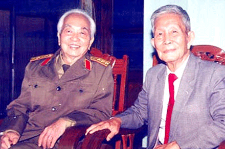GS.Trần Văn Giàu và Đại tướng Võ Nguyên Giáp vangiau-2.gif