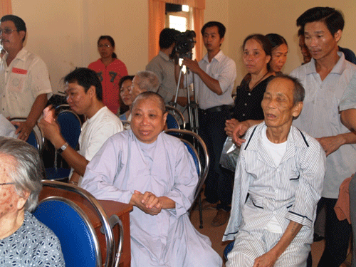Đà Nẵng: Tổ chức quốc tế tặng 200 xe lăn cho người khuyết tật ảnh 2 nguoikhuyetttat-3.gif