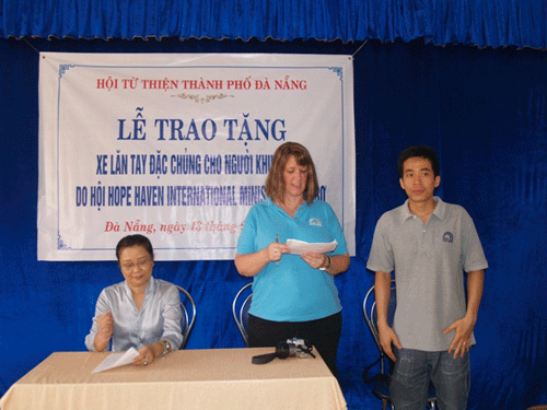 Đà Nẵng: Tổ chức quốc tế tặng 200 xe lăn cho người khuyết tật ảnh 3 nguyoikhuyettat-2.gif