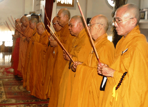 Trung ương Giáo hội - Thành hội PG TP.HCM tổ chức lễ húy nhật cố Đại lão HT. Thích Thiện Hào và tưởng niệm chư vị tiền bối hữu công ảnh 6 tuongniem-7.gif