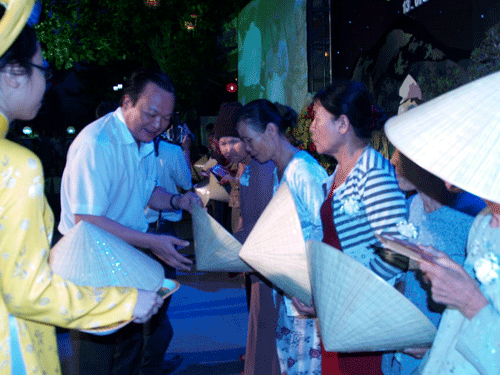 Đà Nẵng: Tôn vinh Mẹ với chủ đề “Đôi gánh sờn vai” ảnh 3 demvulan-1.gif