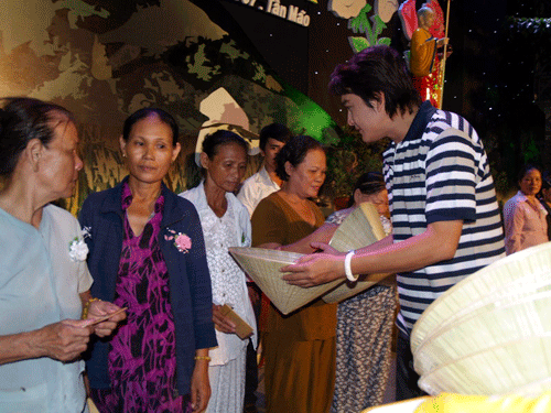 Đà Nẵng: Tôn vinh Mẹ với chủ đề “Đôi gánh sờn vai” ảnh 12 demvulan-15.gif