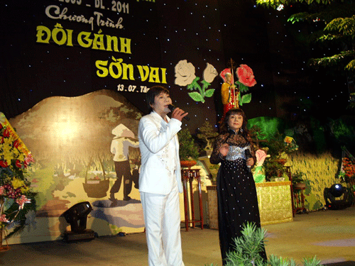 Đà Nẵng: Tôn vinh Mẹ với chủ đề “Đôi gánh sờn vai” ảnh 13 demvulan-17.gif