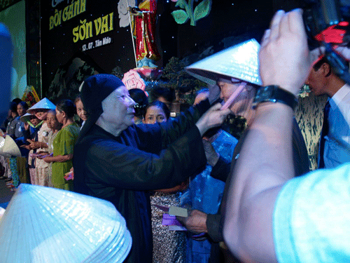 Đà Nẵng: Tôn vinh Mẹ với chủ đề “Đôi gánh sờn vai” ảnh 5 demvulan-7.gif