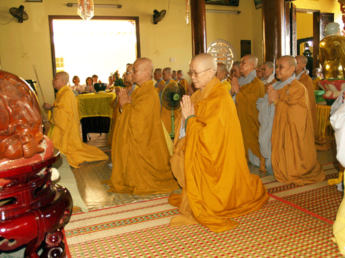 Đà Nẵng: Tổng mãn hạ, tự tứ và dâng y tại Chùa Phổ Đà- Chùa Pháp Lâm- Bảo Quang Ni Tự ảnh 5 tutu-19.gif