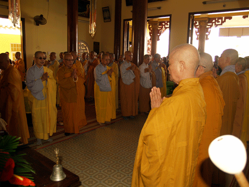 Đà Nẵng: Tổng mãn hạ, tự tứ và dâng y tại Chùa Phổ Đà- Chùa Pháp Lâm- Bảo Quang Ni Tự ảnh 6 tutu-21.gif