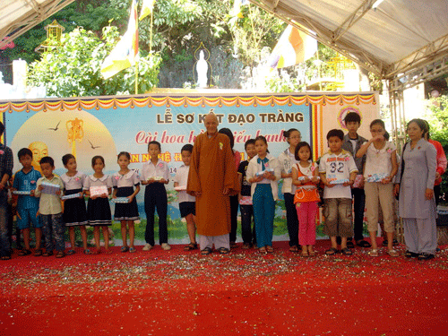 Đà Nẵng: Chùa Quan Âm - Ngũ Hành Sơn phát thưởng cho học sinh Phật tử hiếu học ảnh 11 bonghong-14.gif