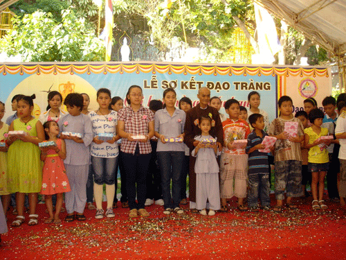 Đà Nẵng: Chùa Quan Âm - Ngũ Hành Sơn phát thưởng cho học sinh Phật tử hiếu học ảnh 12 bonghong-15.gif