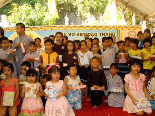 Đà Nẵng: Chùa Quan Âm - Ngũ Hành Sơn phát thưởng cho học sinh Phật tử hiếu học ảnh 13 bonghong-17.gif