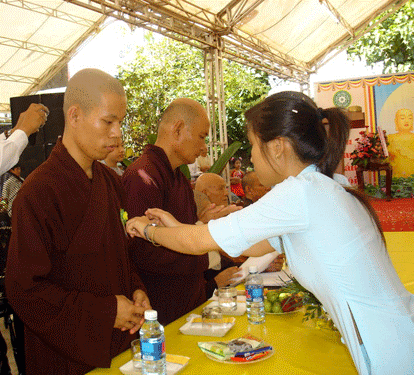 Đà Nẵng: Chùa Quan Âm - Ngũ Hành Sơn phát thưởng cho học sinh Phật tử hiếu học ảnh 5 bonghong-5.gif