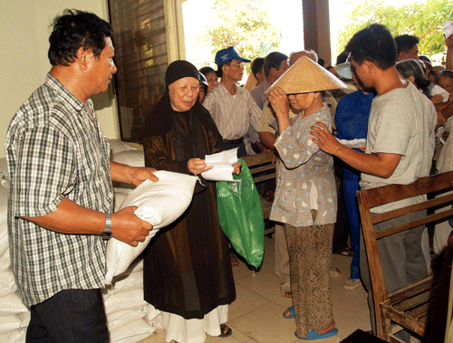 Đà Nẵng: Ban Trị Sự THPG trao tặng 15 tấn gạo cho người nghèo ảnh 1 tuthien-2.gif