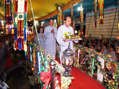 Đà Nẵng: Chùa Bà Đa tổ chức đêm Pháp hội - cài hoa hồng nhân mùa Vu Lan 2011 ảnh 1 bada.gif