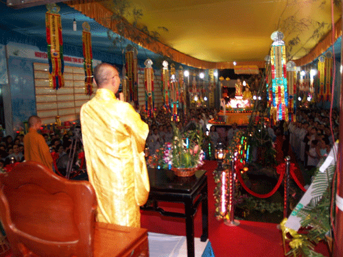 Đà Nẵng: Chùa Bà Đa tổ chức đêm Pháp hội - cài hoa hồng nhân mùa Vu Lan 2011 ảnh 7 chuabada-4.gif