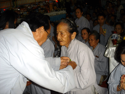 Đà Nẵng: Chùa Bà Đa tổ chức đêm Pháp hội - cài hoa hồng nhân mùa Vu Lan 2011 ảnh 5 chuabada-5.gif