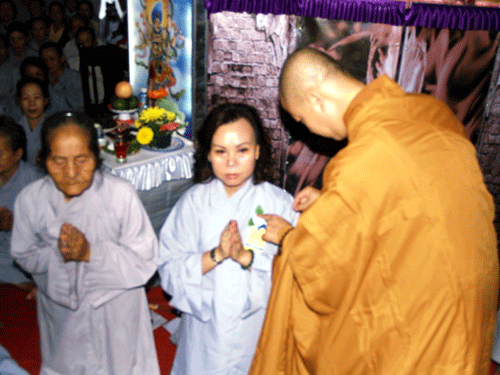 Đà Nẵng: Chùa Bà Đa tổ chức đêm Pháp hội - cài hoa hồng nhân mùa Vu Lan 2011 ảnh 6 chuabada-7.gif