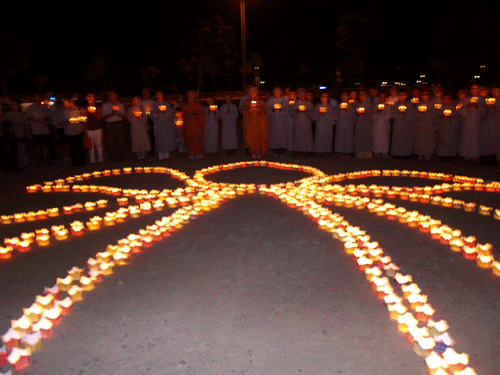 Đà Nẵng: Chùa Bà Đa tổ chức đêm Pháp hội - cài hoa hồng nhân mùa Vu Lan 2011 ảnh 8 chuabada-8.gif
