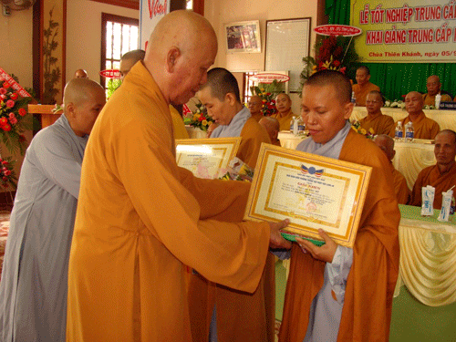 Long An: Trường Trung cấp Phật học tỉnh tổ chức lễ tốt nghiệp  khóa IV & khai giảng khóa V ảnh 10 longan-12.gif