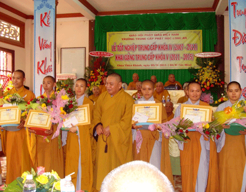 Long An: Trường Trung cấp Phật học tỉnh tổ chức lễ tốt nghiệp  khóa IV & khai giảng khóa V ảnh 11 longan-13.gif