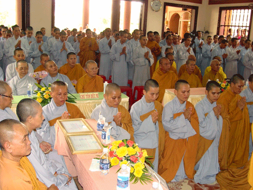 Long An: Trường Trung cấp Phật học tỉnh tổ chức lễ tốt nghiệp  khóa IV & khai giảng khóa V ảnh 14 longan-18.gif