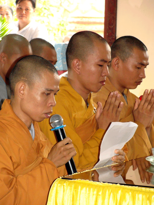 Long An: Trường Trung cấp Phật học tỉnh tổ chức lễ tốt nghiệp  khóa IV & khai giảng khóa V ảnh 15 longan-19.gif