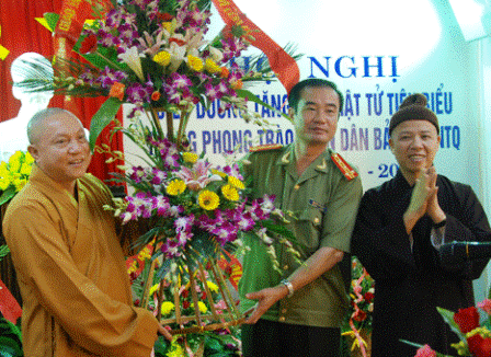 Quảng Ninh: Biểu dương chư Tăng Ni và Phật tử tiêu biểu ảnh 1 wwwBD (2).gif