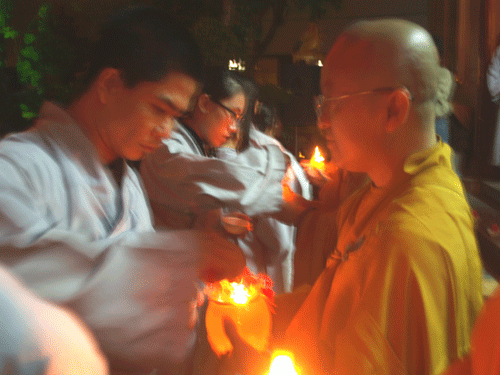 Đà Nẵng: Chùa Bà Đa tổ chức đêm hội Hoa đăng kỷ niệm Khánh đản Đức Phật A Di Đà ảnh 5 bada-5.gif